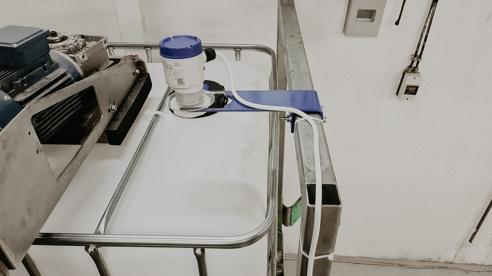 En este momento estás viendo Manejo inteligente de medios agresivos: los sensores UWT monitorean los IBC desde el exterior